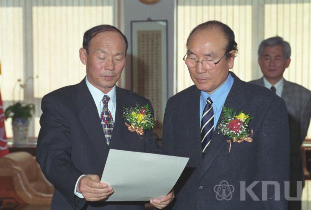 정년퇴임 교수 훈장 전수(2000) 의 사진