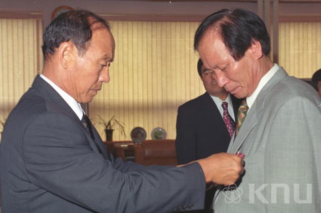 모범 공무원상 시상식 의 사진