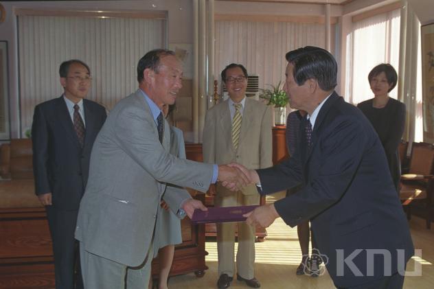조흥은행 발전기금 전달(1999) 3 의 사진