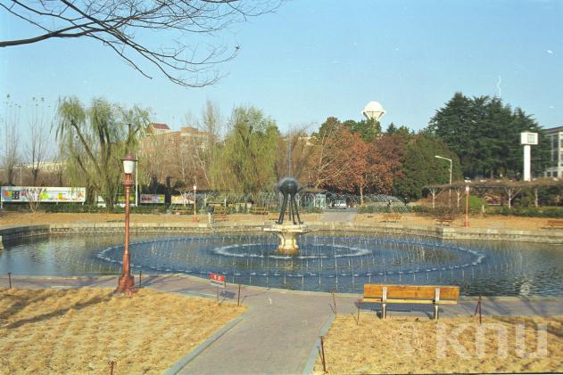 교내풍경(분수대)(1999) 의 사진