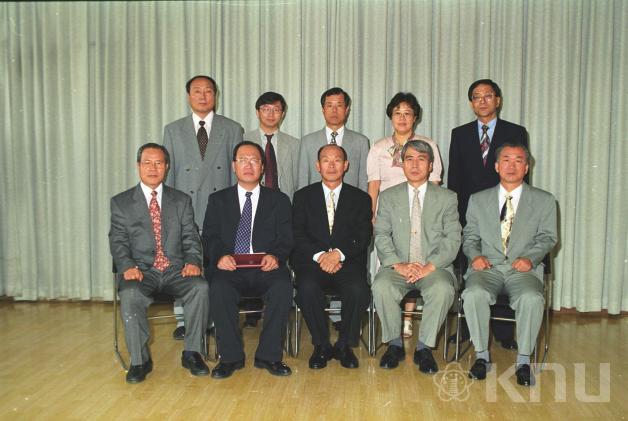 보직교수 및 간부기념 촬영(1998) 의 사진