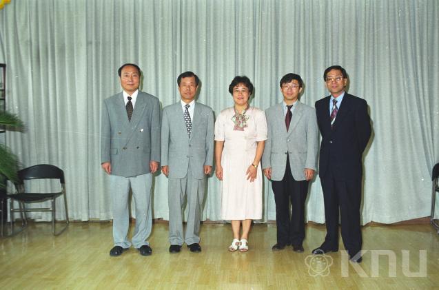보직교수 및 간부기념 촬영(1998) 의 사진