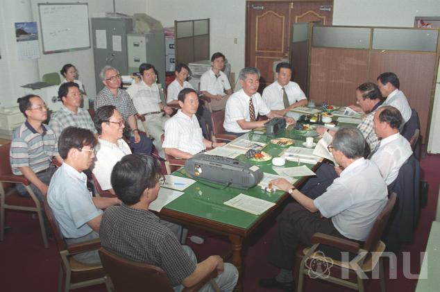 교수협의회 회장단 회의(1997) 의 사진