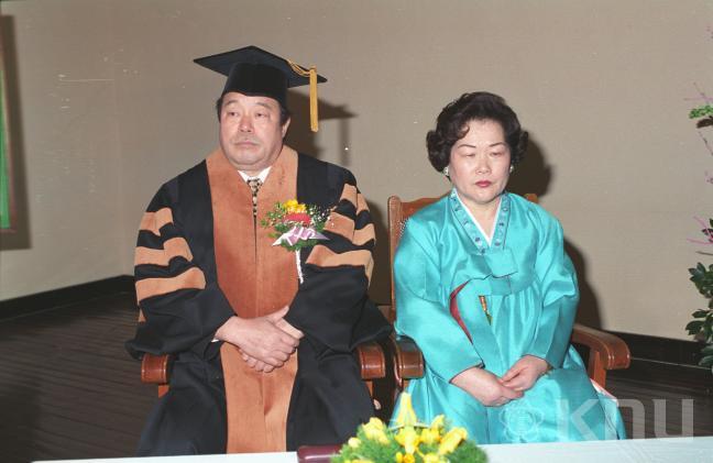 홍희흠 대구은행장 명예경영학박사 수여(1996) 의 사진