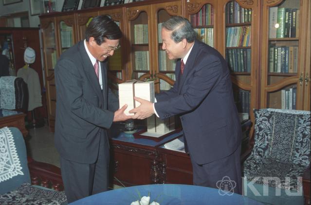 삼성그룹 발전기금 전달(1994) 3 의 사진