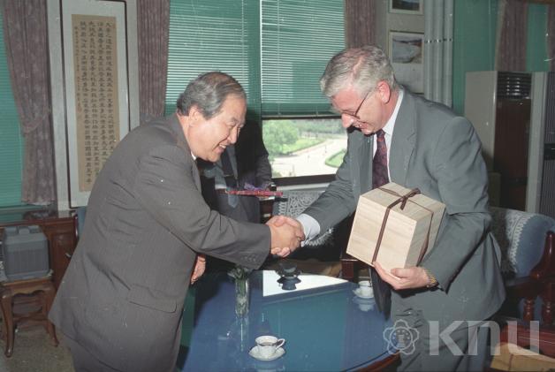주한영국대사 총장방문(1994) 2 의 사진