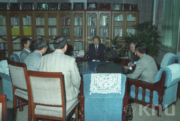 의대동창회 총장 내방(1992) 2 의 사진