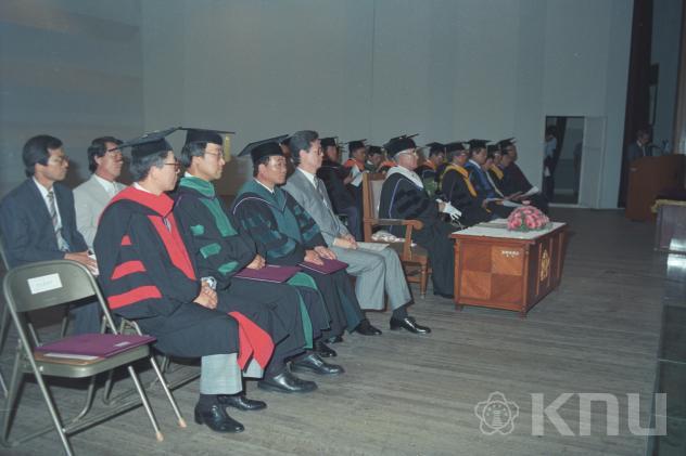 1990년학년도 석박사학위수여식 의 사진