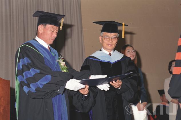 석, 박사 학위수여식(2001) 의 사진