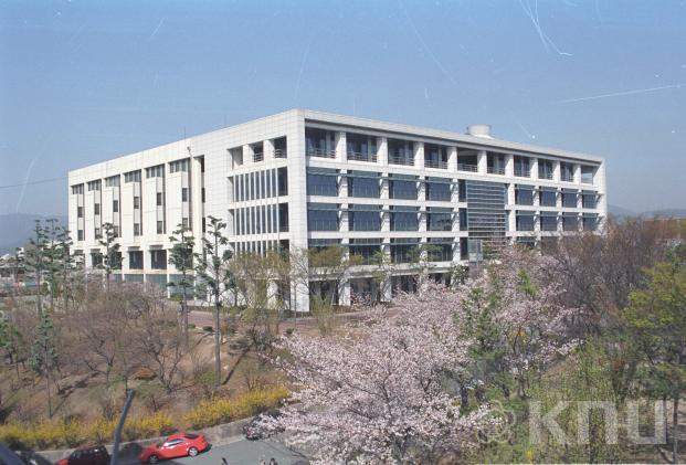 도서관 전경(봄)(2002) 의 사진
