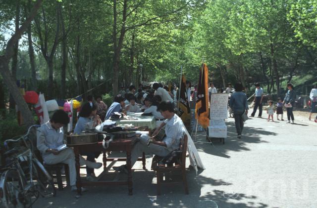 써클 회원유치 광경(1986) 의 사진