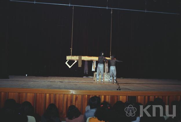 신입생 초청공연(대강당)(1985) 의 사진