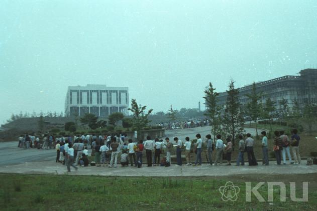 도서관에 입장하는 사람들(1983) 의 사진