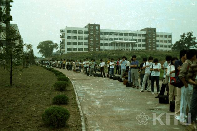 도서관에 입장하는 사람들(1983) 의 사진