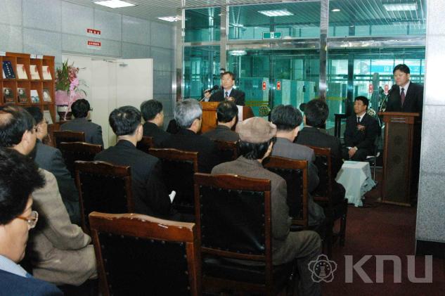 중국사회과학원도서관 기증 중국도서 전시회 개최 의 사진