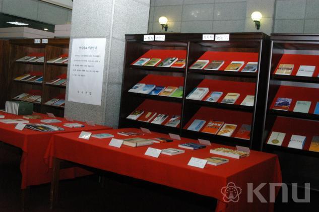 중국사회과학원도서관 기증 중국도서 전시회 개최 의 사진
