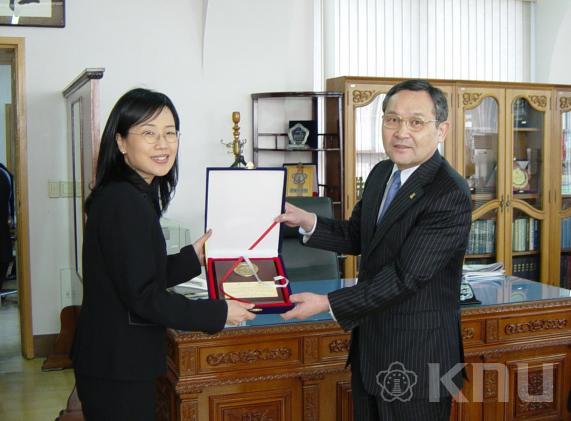 지하철 참사 추모 공연팀의 감사패 전달 의 사진