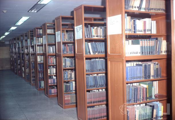 도서관 내부 의 사진