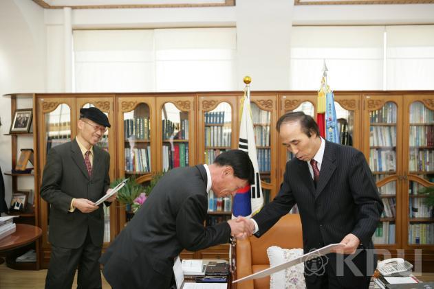 경영대학원 총동창회 발전기금전달식 의 사진