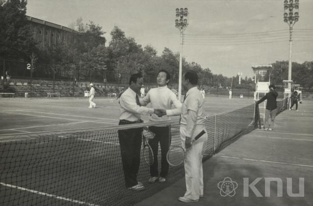교수 테니스대회 의 사진