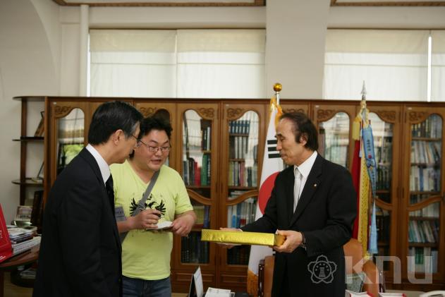 일본 나가사키 대학 교수 6명 예방 의 사진