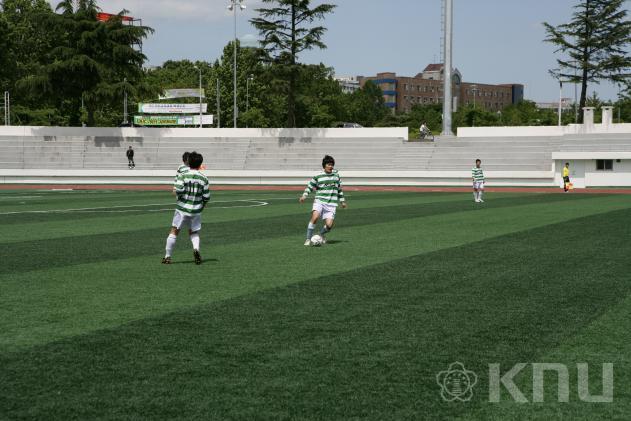 총장배 KNU, 축구리그 결승전 시상식 의 사진