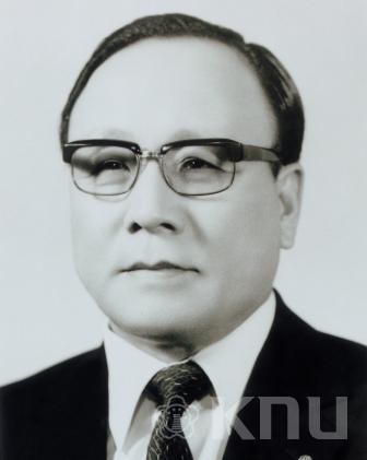 제8대 총장 서돈각 박사 의 사진