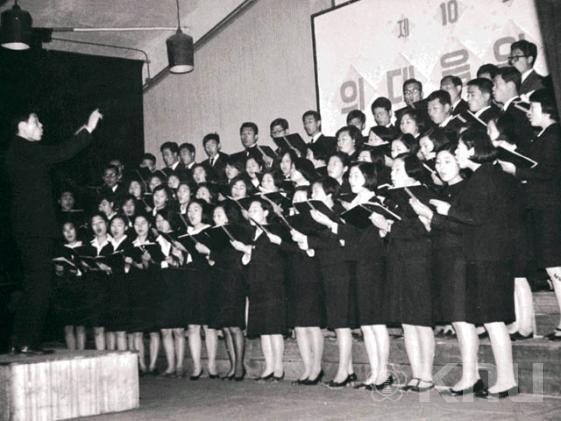 의과대학 음악회 (1967), 제10회 의대음악회의 합창 공연 의 사진