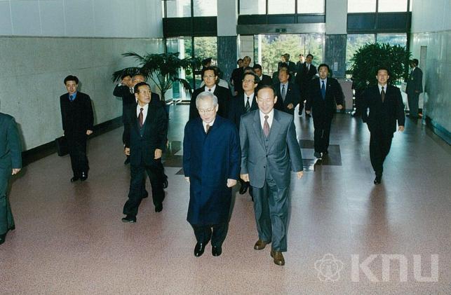 한나라당 이회창 총재 학교 방문(1999) 9 의 사진
