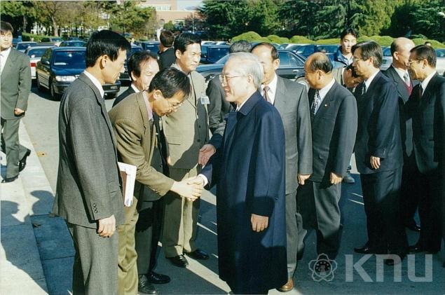 한나라당 이회창 총재 학교 방문(1999) 12 의 사진
