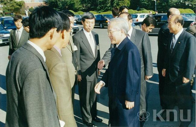 한나라당 이회창 총재 학교 방문(1999) 13 의 사진