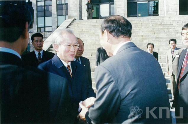 한나라당 이회창 총재 학교 방문(1999) 14 의 사진