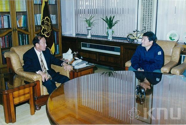 공사업체 총장실내방 (1999), 이야기 하는 박찬석 총장과 공사업체 관계자 의 사진