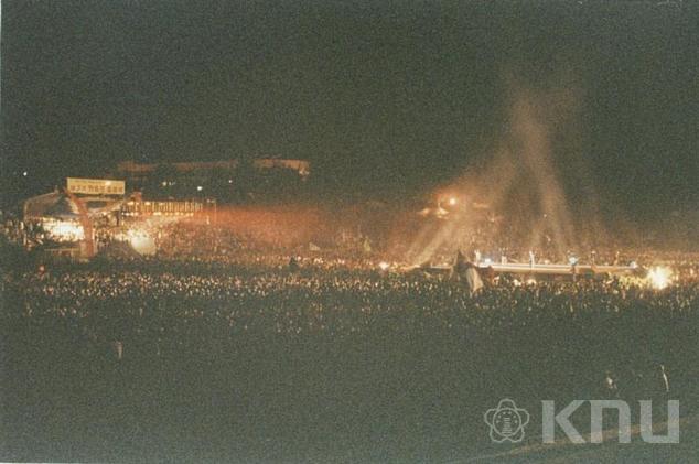 대운동장 주변 민주화 운동(1995) 18 의 사진