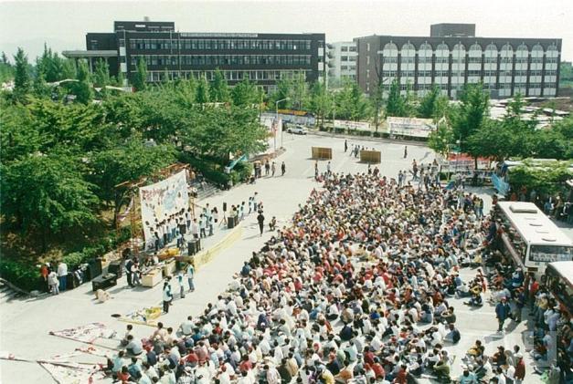 본관-인문대 민주화운동(1995) 55 의 사진
