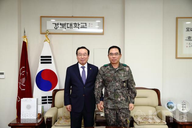 제2군작전사령관 김용환  총장실 내방 (1) 의 사진