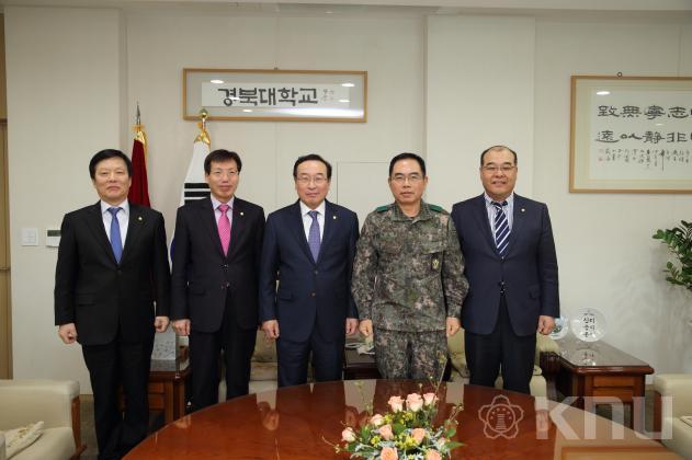 제2군작전사령관 김용환 총장실 내방 (2) 의 사진
