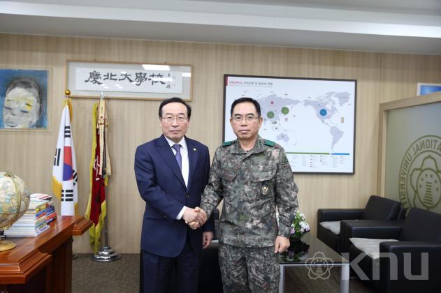 제2군작전사령관 김용환  총장실 내방 (3) 의 사진