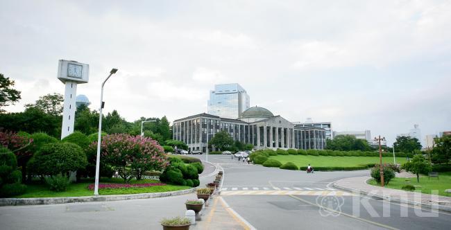 경북대학교 본관 근처 풍경 의 사진