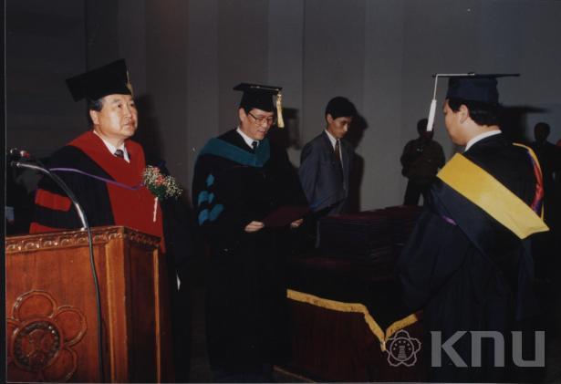 석, 박사 학위수여식(1992) 3 의 사진