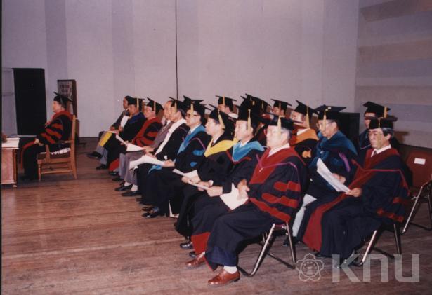 석, 박사 학위수여식(1994) 4 의 사진
