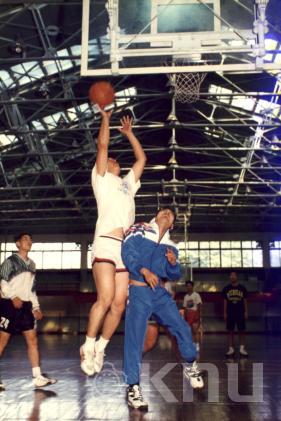 체육관에서 농구하는 학생들(1997) 2 의 사진