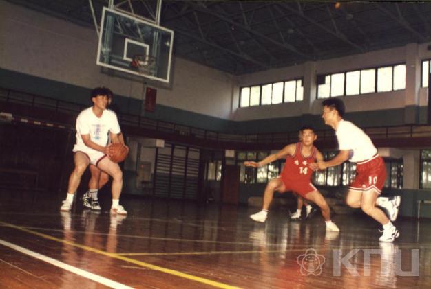 체육관에서 농구하는 학생들(1997) 5 의 사진