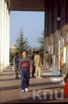 도서관 앞 사람들(1990) 3 의 사진