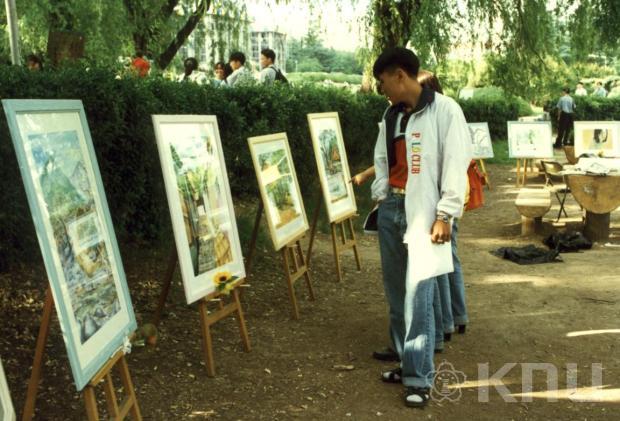 복현대동제 (1997), 남학생이 전시된 그림을 보고 있음 의 사진