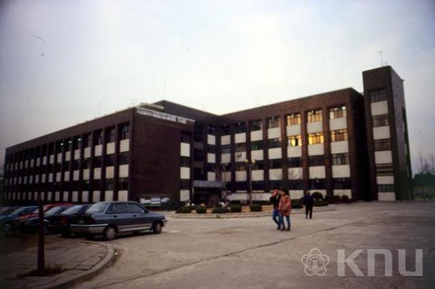 사회과학대학(2001) 의 사진