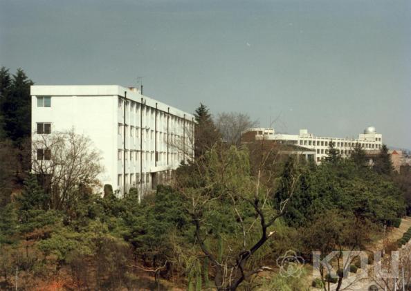 교수연구동 전경(1986) 2 의 사진