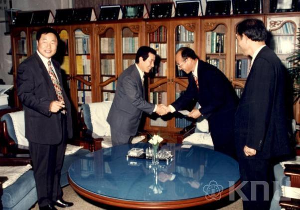 코오롱그룹 공학기금 전달(1994) 의 사진