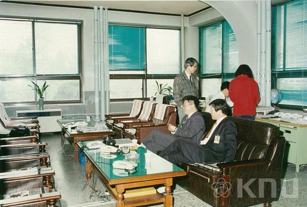 본부행사 - press center, 검정 양복을 입은 두 사람이 쇼파에 앉아 있음 의 사진