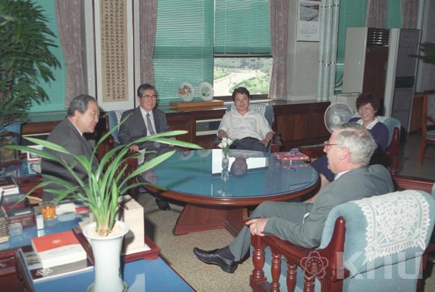 주한영국대사 총장방문(1994) 1 의 사진
